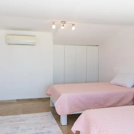 Sea View 5-bedroom In With Private Pool & Garden
