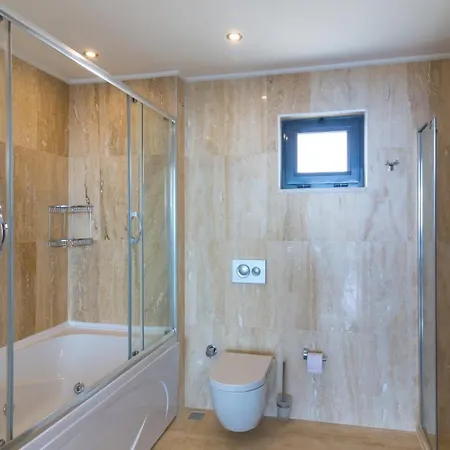 Sea View 5-bedroom In With Private Pool & Garden