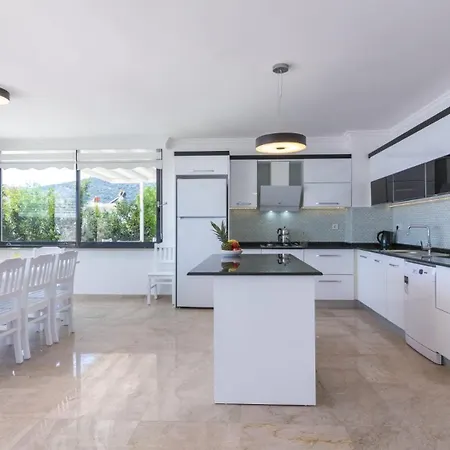 Sea View 5-bedroom In With Private Pool & Garden Villa