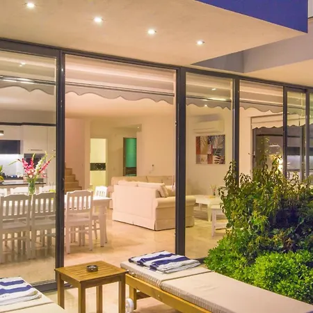 Sea View 5-bedroom In With Private Pool & Garden Villa *