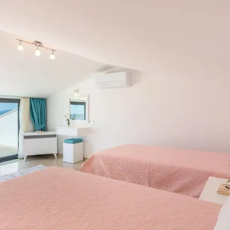 Sea View 5-bedroom In With Private Pool & Garden