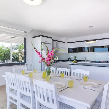 Sea View 5-bedroom In With Private Pool & Garden *