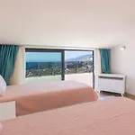 Sea View 5-bedroom In With Private Pool & Garden *