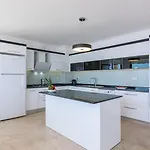 Sea View 5-bedroom In With Private Pool & Garden 칼칸