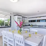 Sea View 5-bedroom In With Private Pool & Garden *