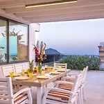 Sea View 5-bedroom In With Private Pool & Garden *