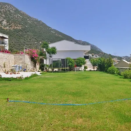 Sea View 5-bedroom In With Private Pool & Garden *